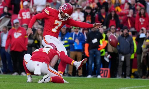Chiefs remontan 11 puntos y vencen a Colts 23-20 en tiempo extra con quinto gol de campo de Butker