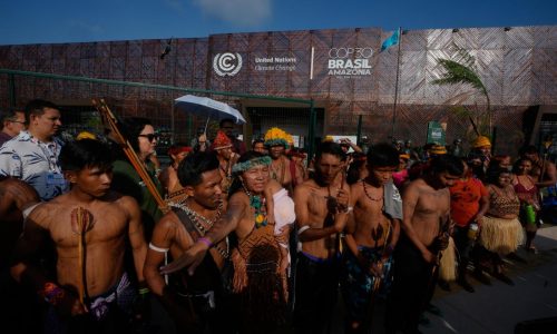 Manifestantes bloquean la entrada principal de la sede de la COP30 en Brasil