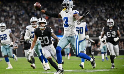Cowboys rinden homenaje a Kneeland y Prescott lanza cuatro pases de TD en triunfo 33-16 ante Raiders