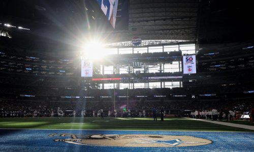 El sol vuelve a deslumbrar a los jugadores en el partido Chiefs Cowboys de Acción de Gracias