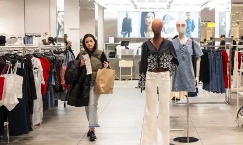 Consumer Confidence Drops as Shoppers Turn Cautious Ahead of Holidays