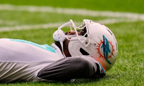McDaniel elogia progreso de Waddle y Achane con Dolphins antes de partido ante Commanders