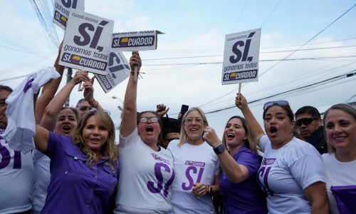 Ecuador define en las urnas si acepta una Asamblea Constituyente y bases militares extranjeras