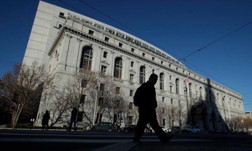 Corte Suprema de EEUU revisará política que restringe el número de solicitantes de asilo