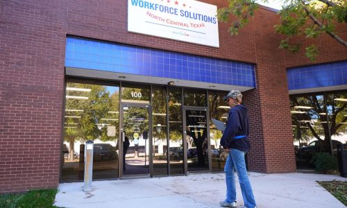 Caen pedidos de beneficios por desempleo en EEUU, se mantienen en rango saludable