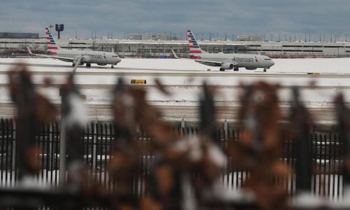 Viajeros en Chicago lidian con cancelación y retraso de vuelos tras tormenta invernal