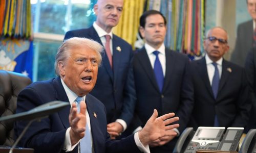 Trump plantea la posibilidad de iniciar negociaciones con Venezuela; no descarta una acción militar