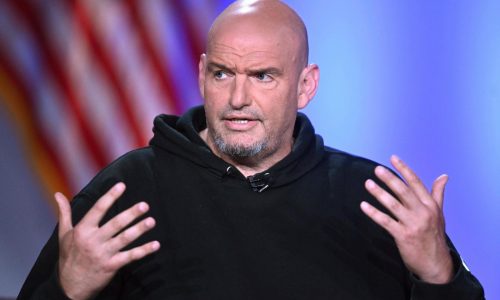 Senador demócrata de Pensilvania regresa a casa tras caída que lo llevó al hospital