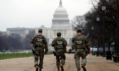 Dos miembros de Guardia Nacional baleados en Washington y se desconoce su estado, dice fuente de AP