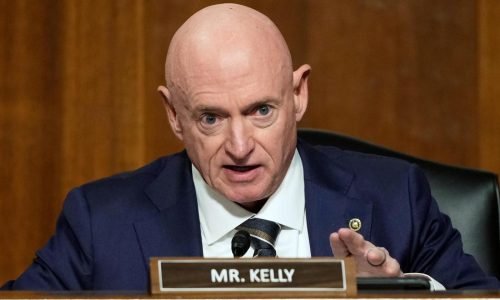 Pentágono investiga a senador demócrata que pidió a militares desobedecer “órdenes ilegales”