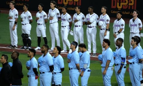 Liga de béisbol en Dubái inicia con reglas novedosas y camellos