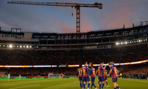 Barcelona juega su primer partido en el Camp Nou en más de dos años mientras continúan las obras