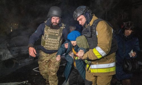 Bombardeo ruso mata a 10 en Ucrania mientras Zelenskyy viaja a Turquía