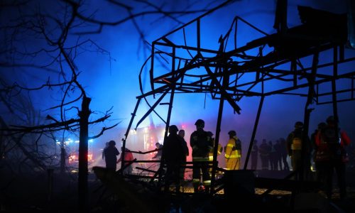 Bomba rusa alcanza edificio residencial y mata a cinco en el sur de Ucrania