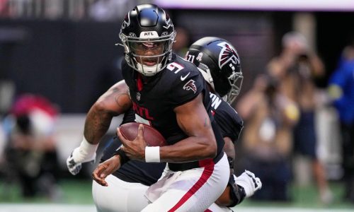 El quarterback Michael Penix se someterá a cirugía de rodilla, confirman los Falcons