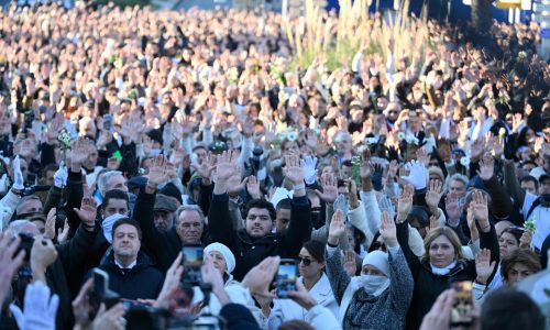Miles marchan en Marsella para denunciar violencia por drogas tras asesinato de hermano de activista