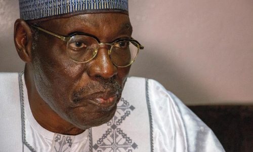 El líder de la oposición de Camerún huye a Gambia tras elecciones disputadas