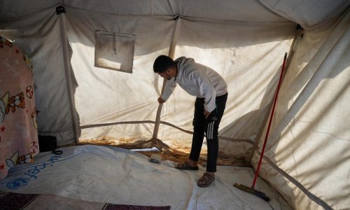 Primeras lluvias invernales azotan Gaza, destruyendo refugios improvisados