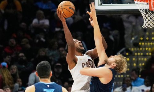 Donovan Mitchell anota 30 puntos y Cavaliers remontan para vencer 108-100 a Grizzlies