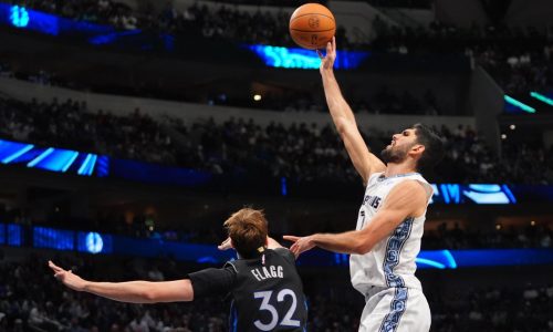 Aldama y Spencer llevan a Grizzlies hacia victoria 102-96 sobre Mavericks