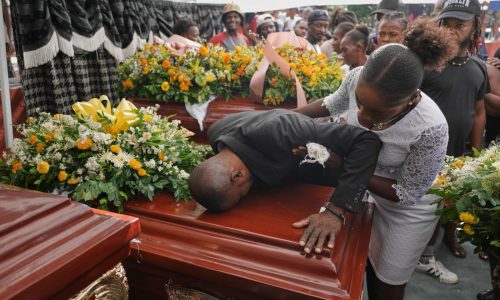 Ciudad del sur de Haití llora a los suyos tras el impacto del huracán Melissa