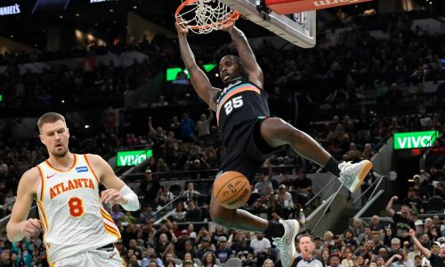 Fox y Jones García guían a Spurs a 3ra victoria consecutiva sin Wembanyama, vencen a Hawks 135-126