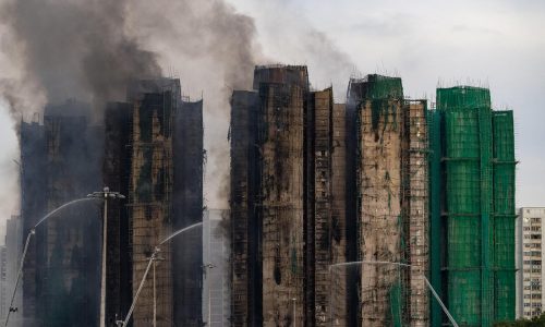 Buscan sobrevivientes tras incendio en torres que dejó 128 muertos en Hong Kong