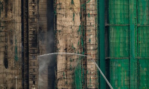 El incendio que dejó al menos 44 muertos sigue ardiendo en torres de Hong Kong por segundo día