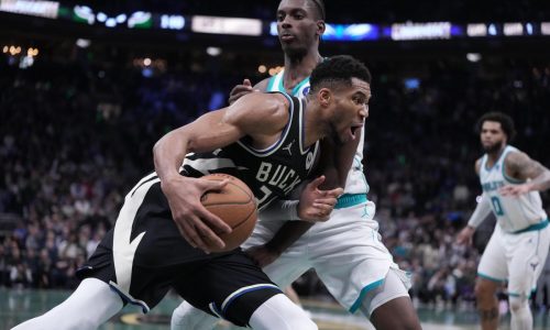 Antetokounmpo regresa y Bucks vencen 147-134 a Knueppel y los Hornets en tiempo extra