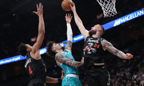 Barrett anota canasta decisiva y Raptors vencen 110-108 a Hornets
