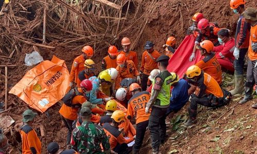 Hallan más cuerpos tras deslizamientos en Indonesia; suman 23 muertos y 28 desaparecidos