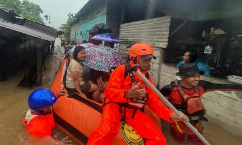 Equipos de rescate buscan sobrevivientes tras lluvias torrenciales en Sumatra