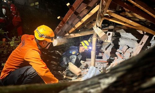 Deslizamientos de tierra en Indonesia dejan dos muertos y 21 desaparecidos