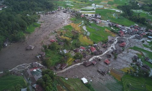 El número de muertos por inundaciones y deslaves en Sumatra, Indonesia, sube a 164