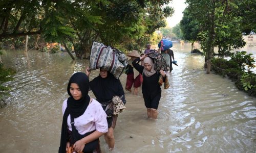 El número de muertos por inundaciones y deslaves en Sumatra, Indonesia, sube a 248