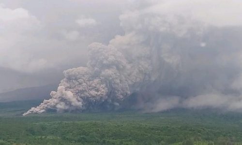 Indonesia eleva alerta tras erupciones de volcán Monte Semeru