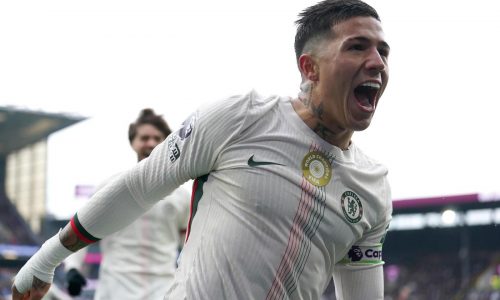 Chelsea vence 2-0 a Burnley y recorta distancia con el Arsenal, líder de la Liga Premier