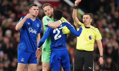 Expulsión insólita: Gueye se une a Zidane, Simunic y Hazard tras golpear a su compañero