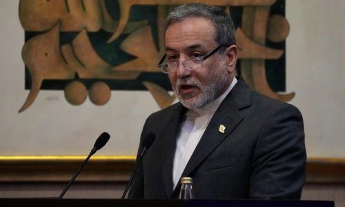 Irán ya no enriquece uranio en ningún sitio de su territorio, dice su canciller