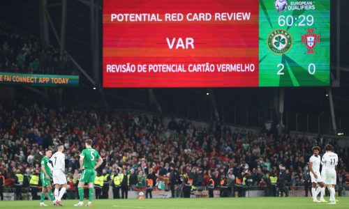 Ronaldo expulsado por codazo a defensor de Irlanda en clasificatorio al Mundial