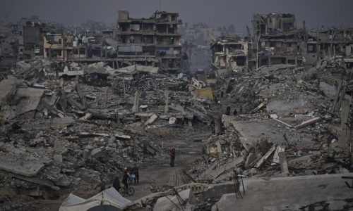 Fuerzas israelíes matan a 10 en redada en Siria; sigue el alto el fuego en Gaza