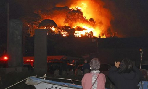 Incendio en el suroeste de Japón causa daños en 170 casas y obliga a evacuaciones