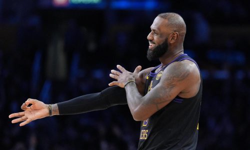 LeBron James debuta en temporada histórica; Lakers doblegan 140-125 a Jazz