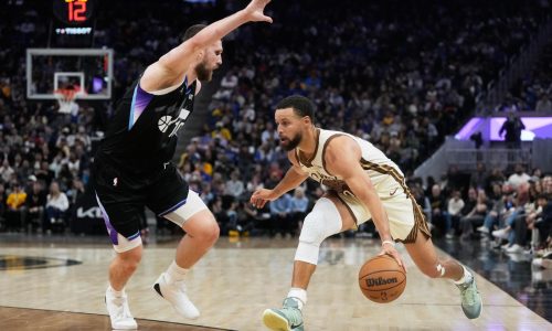 Stephen Curry anota 31 puntos en la victoria de los Warriors sobre los Jazz 134-117