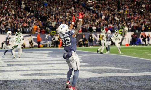 TreVeyon Henderson anota 3 veces y Patriots vencen 27-14 a Jets para hilar 8va victoria