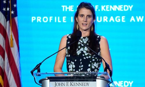 Nieta de JFK revela diagnóstico de cáncer terminal y critica a su primo RFK Jr.