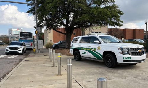 Jugador de Universidad de Alabama en Birmingham acusado de apuñalar a 2 compañeros antes de partido