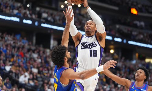 Kings se sobreponen a 44 puntos de Jokic y vencen a Nuggets 128-123 para romper racha de 8 derrotas