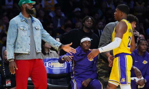 LeBron James regresa a los entrenamientos con Lakers pero no decide si debutará el martes