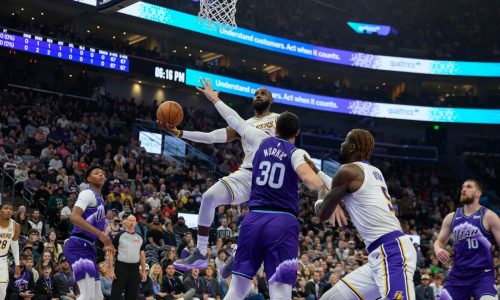 Lakers superan 108-106 al Jazz; Doncic anota 33 y James 17 en su primer juego fuera de casa